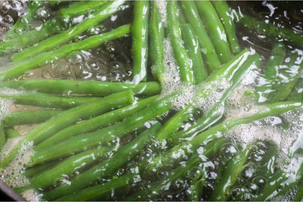 Blanching green beans in boiling water