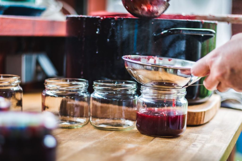 Filling boiling jam into jam jars