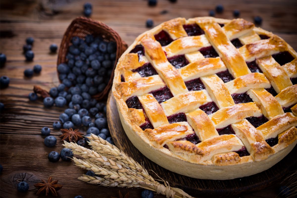 Blueberry pie with fresh blueberries