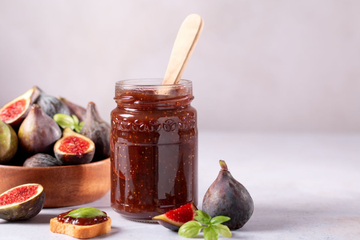 fig jam with fresh figs